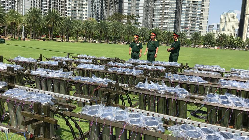 Cận cảnh trận địa pháo hoa ở TP HCM trước giờ khai hỏa - Ảnh 5. Cận cảnh trận địa pháo hoa ở TP HCM trước giờ khai hỏa - Ảnh 5.