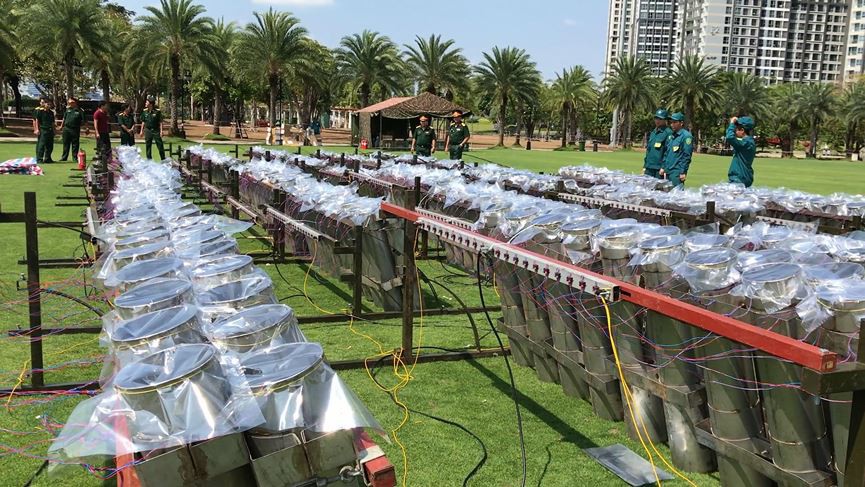 Cận cảnh trận địa pháo hoa ở TP HCM trước giờ khai hỏa - Ảnh 6. Cận cảnh trận địa pháo hoa ở TP HCM trước giờ khai hỏa - Ảnh 6.