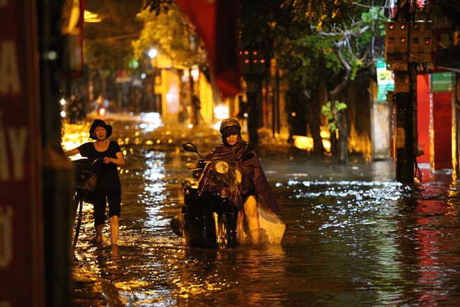 Mưa to kéo dài giữa đêm khiến nhiều tuyến phố Hà Nội ngập nặng - Ảnh 7. Mưa to kéo dài giữa đêm khiến nhiều tuyến phố Hà Nội ngập nặng - Ảnh 7.