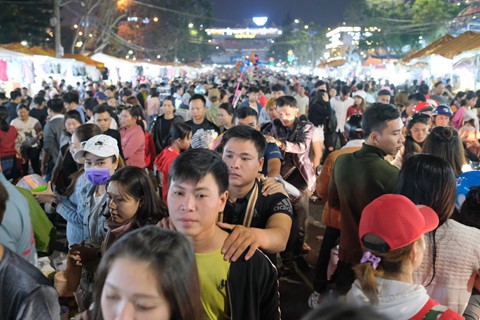 Cảnh người ngắm người ở các điểm đến nổi tiếng của Đà Lạt - Ảnh 8. Cảnh người ngắm người ở các điểm đến nổi tiếng của Đà Lạt - Ảnh 8.