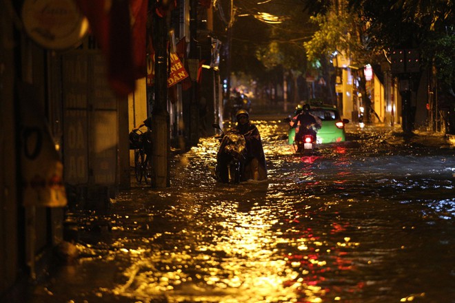 Mưa to kéo dài giữa đêm khiến nhiều tuyến phố Hà Nội ngập nặng - Ảnh 8. Mưa to kéo dài giữa đêm khiến nhiều tuyến phố Hà Nội ngập nặng - Ảnh 8.