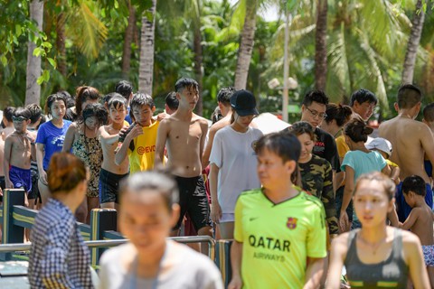 Hàng chục nghìn người chen nhau trong công viên nước Đầm Sen - Ảnh 8. Hàng chục nghìn người chen nhau trong công viên nước Đầm Sen - Ảnh 8.