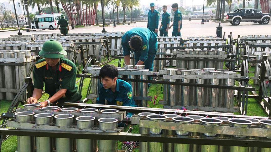 Cận cảnh trận địa pháo hoa ở TP HCM trước giờ khai hỏa - Ảnh 8. Cận cảnh trận địa pháo hoa ở TP HCM trước giờ khai hỏa - Ảnh 8.
