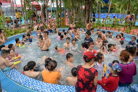 Hàng chục nghìn người chen nhau trong công viên nước Đầm Sen - Ảnh 9. Hàng chục nghìn người chen nhau trong công viên nước Đầm Sen - Ảnh 9.