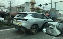 Ô tô VinFast che logo chạy thử trên đường phố Hải Phòng dịp lễ 30/4