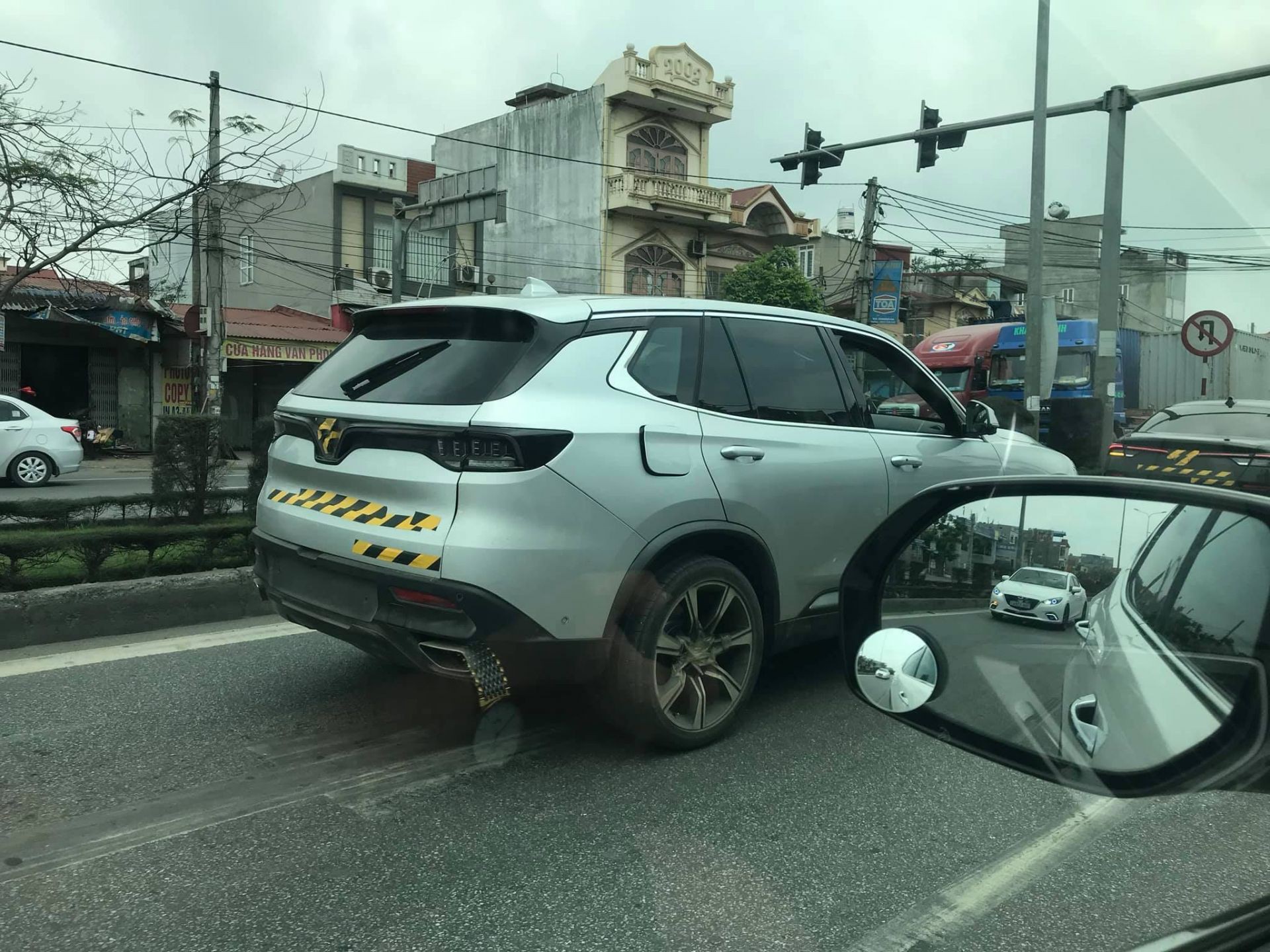 Ô tô VinFast che logo chạy thử trên đường phố Hải Phòng dịp lễ 30/4 - Ảnh 2. Ô tô VinFast che logo chạy thử trên đường phố Hải Phòng dịp lễ 30/4 - Ảnh 2.