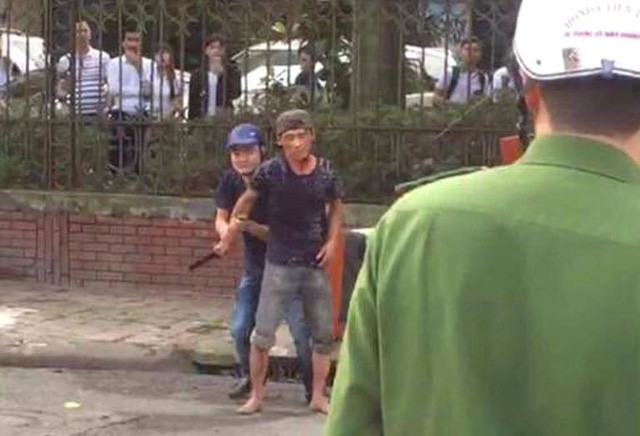 Nam thanh niên nghi ngáo đá tự cứa cổ trên phố ở Hải Dương - Ảnh 1. Nam thanh niên nghi ngáo đá tự cứa cổ trên phố ở Hải Dương - Ảnh 1.