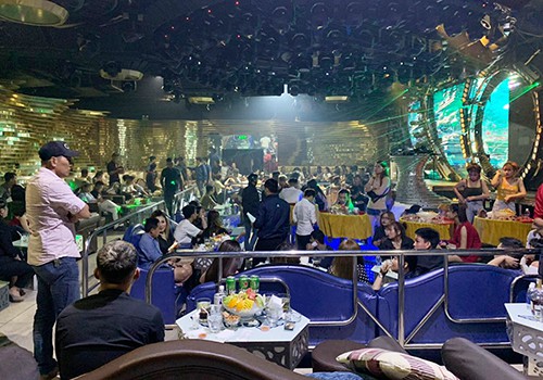 Đột kích quán bar có gần 150 dân chơi ở Sài Gòn đang bay bổng - Ảnh 1. Đột kích quán bar có gần 150 dân chơi ở Sài Gòn đang bay bổng - Ảnh 1.