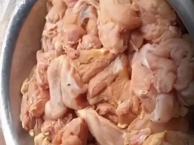 Vụ 35 kg thịt gà đông lạnh có mùi lạ lọt vào Trường Tiểu học Chu Văn An: Do thịt gà xếp chồng lên nhau - Ảnh 1. Vụ 35 kg thịt gà đông lạnh có mùi lạ lọt vào Trường Tiểu học Chu Văn An: Do thịt gà xếp chồng lên nhau - Ảnh 1.