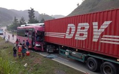 Xe container lấn làn gây tai nạn kinh hãi, tài xế xe khách gãy cả 2 chân