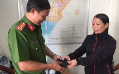 Người phụ nữ bán vé số ở Đồng Nai làm điều lạ lùng khi nhặt được tiền, vàng giữa đường