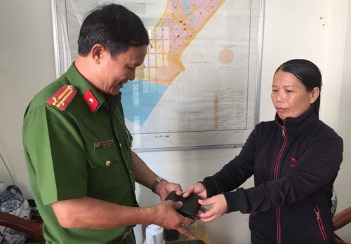 Người phụ nữ bán vé số ở Đồng Nai làm điều lạ lùng khi nhặt được tiền, vàng giữa đường - Ảnh 1. Người phụ nữ bán vé số ở Đồng Nai làm điều lạ lùng khi nhặt được tiền, vàng giữa đường - Ảnh 1.