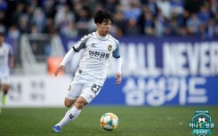 Công Phượng đá gần hết trận, Incheon United vẫn phơi áo trước Jeonbuk Motors