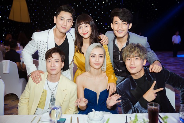 Isaac, ST Sơn Thạch, B Ray đọ gu thời trang giữa dàn sao Việt - Ảnh 10. Isaac, ST Sơn Thạch, B Ray đọ gu thời trang giữa dàn sao Việt - Ảnh 10.
