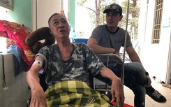 Nghệ sĩ Lê Bình bị liệt nửa người, ngủ ngoài hành lang bệnh viện