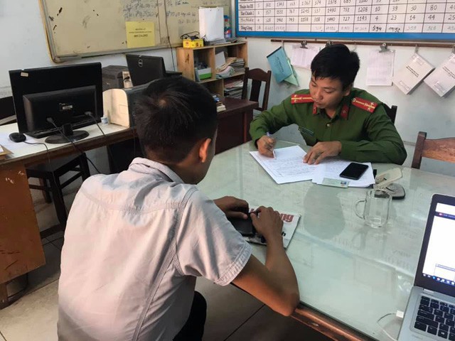 Hai thanh niên xăm trổ hành hung phóng viên báo Người lao động ở Đà Nẵng đã xin lỗi - Ảnh 1.