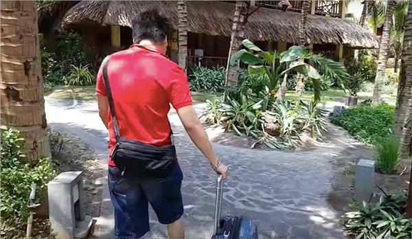 Nhìn lại toàn cảnh vụ lùm xùm giữa YouTuber Khoa Pug và Aroma Resort - Ảnh 2. Nhìn lại toàn cảnh vụ lùm xùm giữa YouTuber Khoa Pug và Aroma Resort - Ảnh 2.