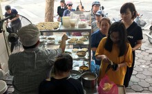 Tết Hàn Thực – Người Hà Nội xếp hàng dài chờ mua bánh trôi bánh chay từ sáng sớm