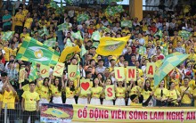 CĐV SLNA cuồng nhiệt, khoe sắc trên sân Hàng Đẫy