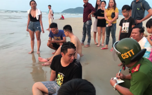 Cứu 2 nữ sinh đuối nước, nam thanh niên Quảng Nam bị sóng cuốn mất tích