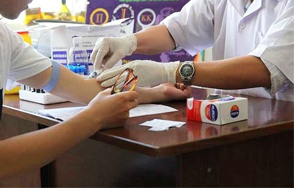 10 người ở quận 5 bị kẻ lạ đâm phải điều trị phơi nhiễm HIV - Ảnh 1. 10 người ở quận 5 bị kẻ lạ đâm phải điều trị phơi nhiễm HIV - Ảnh 1.