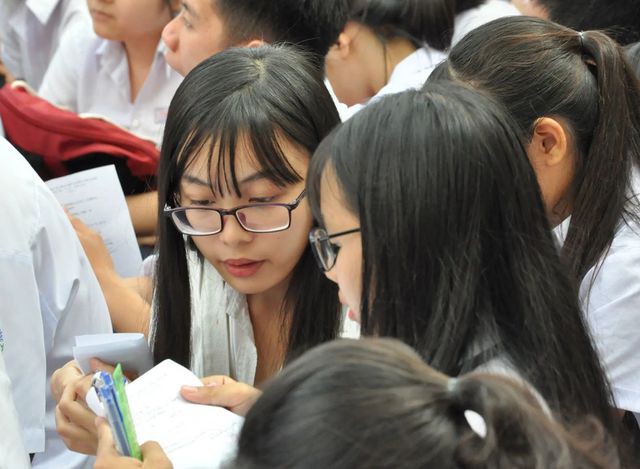 Ghen tị với người khác trên mạng xã hội vào đề Văn - Ảnh 2. Ghen tị với người khác trên mạng xã hội vào đề Văn - Ảnh 2.