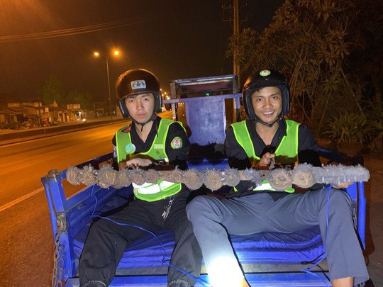 Cận cảnh đánh sập bẫy của đinh tặc trên Quốc lộ 51 - Ảnh 2. Cận cảnh đánh sập bẫy của đinh tặc trên Quốc lộ 51 - Ảnh 2.