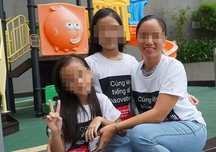 Cư dân Galaxy 9 đồng loạt kí đơn yêu cầu khởi tố cựu Phó trưởng VKS Đà Nẵng nựng bé gái trong thang máy - Ảnh 1. Cư dân Galaxy 9 đồng loạt kí đơn yêu cầu khởi tố cựu Phó trưởng VKS Đà Nẵng nựng bé gái trong thang máy - Ảnh 1.