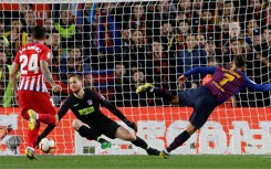 Thắng Atletico, Barca chạm một tay vào La Liga