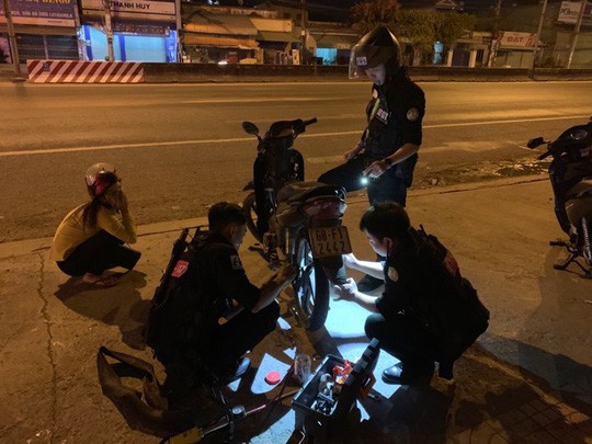Cận cảnh đánh sập bẫy của đinh tặc trên Quốc lộ 51 - Ảnh 3. Cận cảnh đánh sập bẫy của đinh tặc trên Quốc lộ 51 - Ảnh 3.
