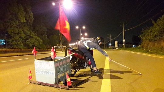 Cận cảnh đánh sập bẫy của đinh tặc trên Quốc lộ 51 - Ảnh 6. Cận cảnh đánh sập bẫy của đinh tặc trên Quốc lộ 51 - Ảnh 6.