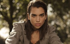 Sao nhạc pop Dua Lipa ủng hộ việc tẩy chay về luật ném đá đến chết đối với người LGBT tại Brunei