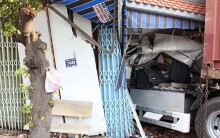 Container tông sập nhà dân, cày nát trụ điện, tài xế thoát chết trong gang tấc