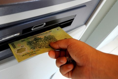 Rút tiền tại ngân hàng nào sẽ được miễn trả phí? - Ảnh 1. Rút tiền tại ngân hàng nào sẽ được miễn trả phí? - Ảnh 1.