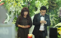 Nhiều nghệ sĩ tới thăm viếng Anh Vũ tại chùa Ấn Quang khi đêm xuống