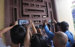 Nhiều người livestream, chụp ảnh, cười nói tại đám tang nghệ sĩ Anh Vũ