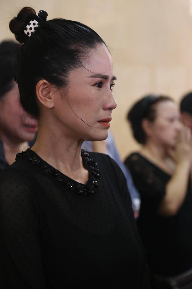 Nghệ sĩ bật khóc nức nở trong tang lễ Anh Vũ ở chùa - Ảnh 13.