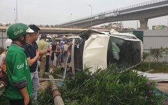 Hà Nội: Ô tô cuốn hai xe máy vào gầm kéo lê hàng chục mét, 3 người thương nặng