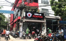 Bị 'chấm 1 sao', tiệm bánh mì PewPew vẫn đông nghịt, khách chờ nửa tiếng mới mua được ổ bánh mì giá 30.000 đồng