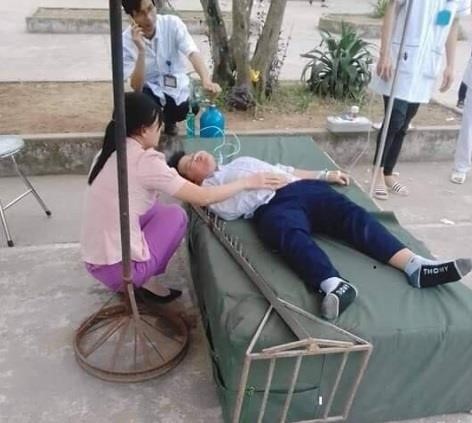 Học sinh lớp 6 bị cột nhảy cao ghim trúng đầu trong giờ thể dục - Ảnh 1. Học sinh lớp 6 bị cột nhảy cao ghim trúng đầu trong giờ thể dục - Ảnh 1.