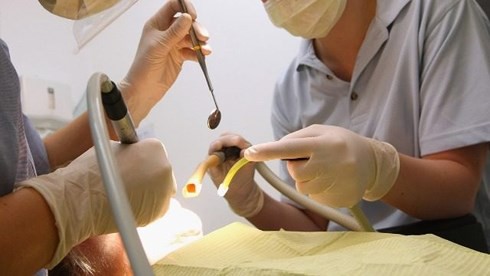 Hàng nghìn học sinh có nguy cơ nhiễm HIV, viêm gan sau khi khám răng - Ảnh 2.