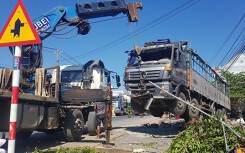 Xe tải lao vào nhà dân, cả gia đình nguy kịch