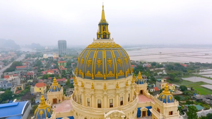 Lâu đài nghìn tỉ đồng của đại gia Ninh Bình - Ảnh 2. Lâu đài nghìn tỉ đồng của đại gia Ninh Bình - Ảnh 2.