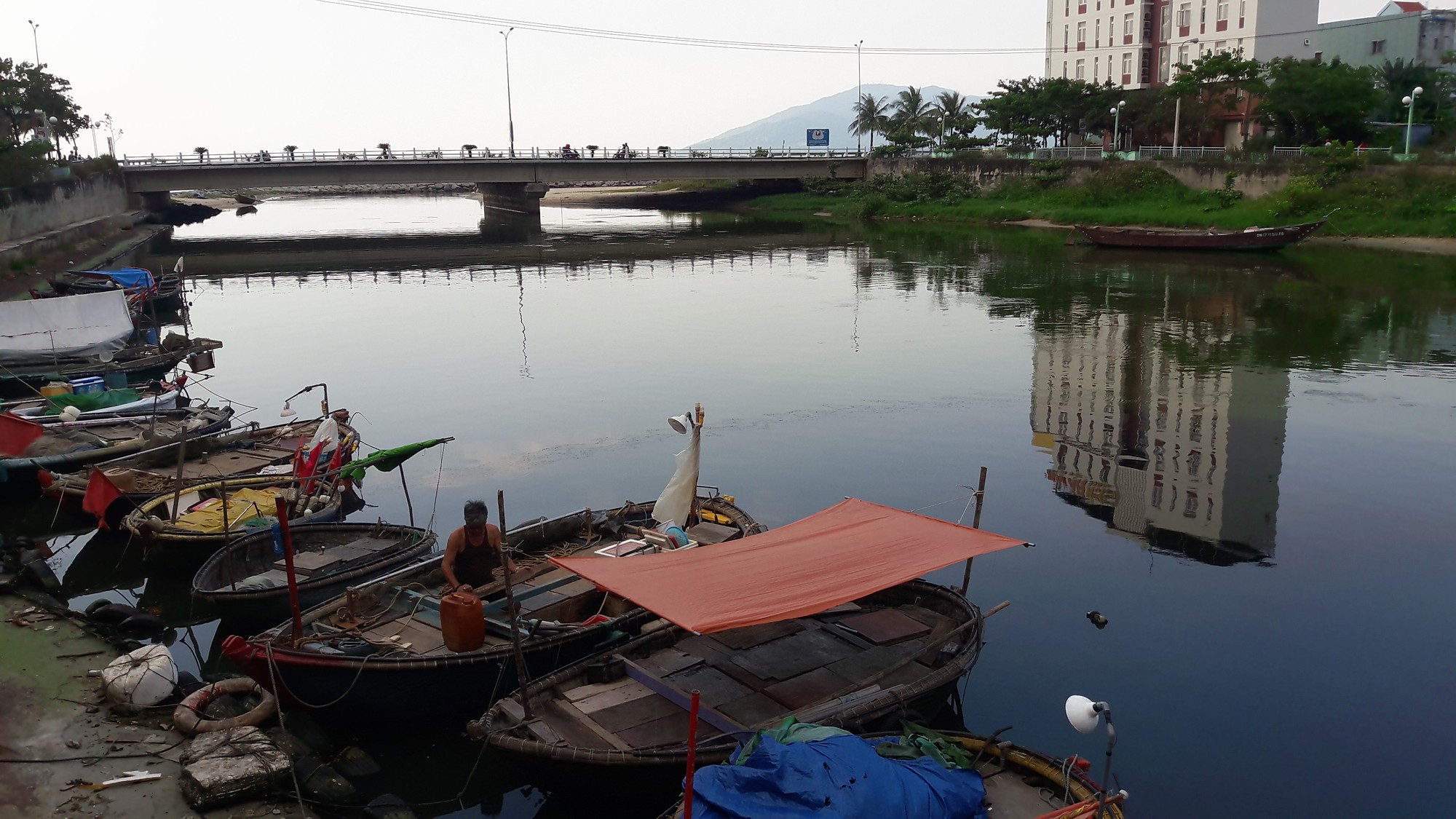 Nước thải đen ngòm, hôi thối lại tuôn ào ạt sông Phú Lộc, biển Đà Nẵng dịp nghỉ lễ - Ảnh 4.