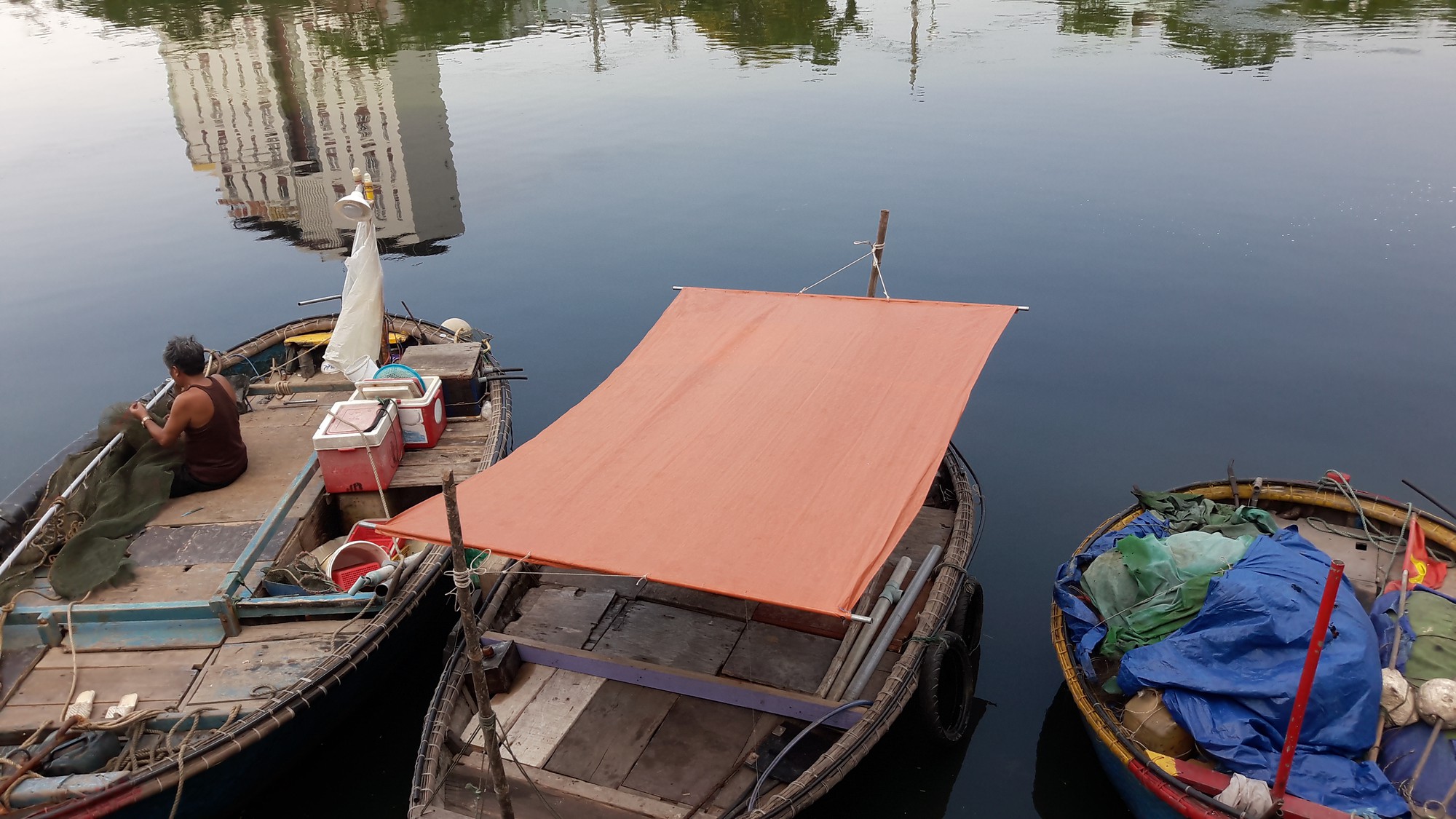 Nước thải đen ngòm, hôi thối lại tuôn ào ạt sông Phú Lộc, biển Đà Nẵng dịp nghỉ lễ - Ảnh 3.