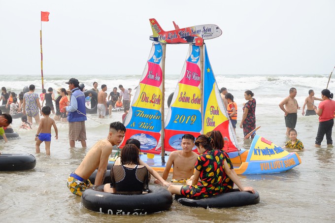 Sầm Sơn đông nghẹt người tắm biển từ sáng sớm - Ảnh 3. Sầm Sơn đông nghẹt người tắm biển từ sáng sớm - Ảnh 3.