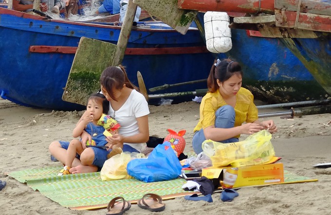 Sầm Sơn đông nghẹt người tắm biển từ sáng sớm - Ảnh 4. Sầm Sơn đông nghẹt người tắm biển từ sáng sớm - Ảnh 4.