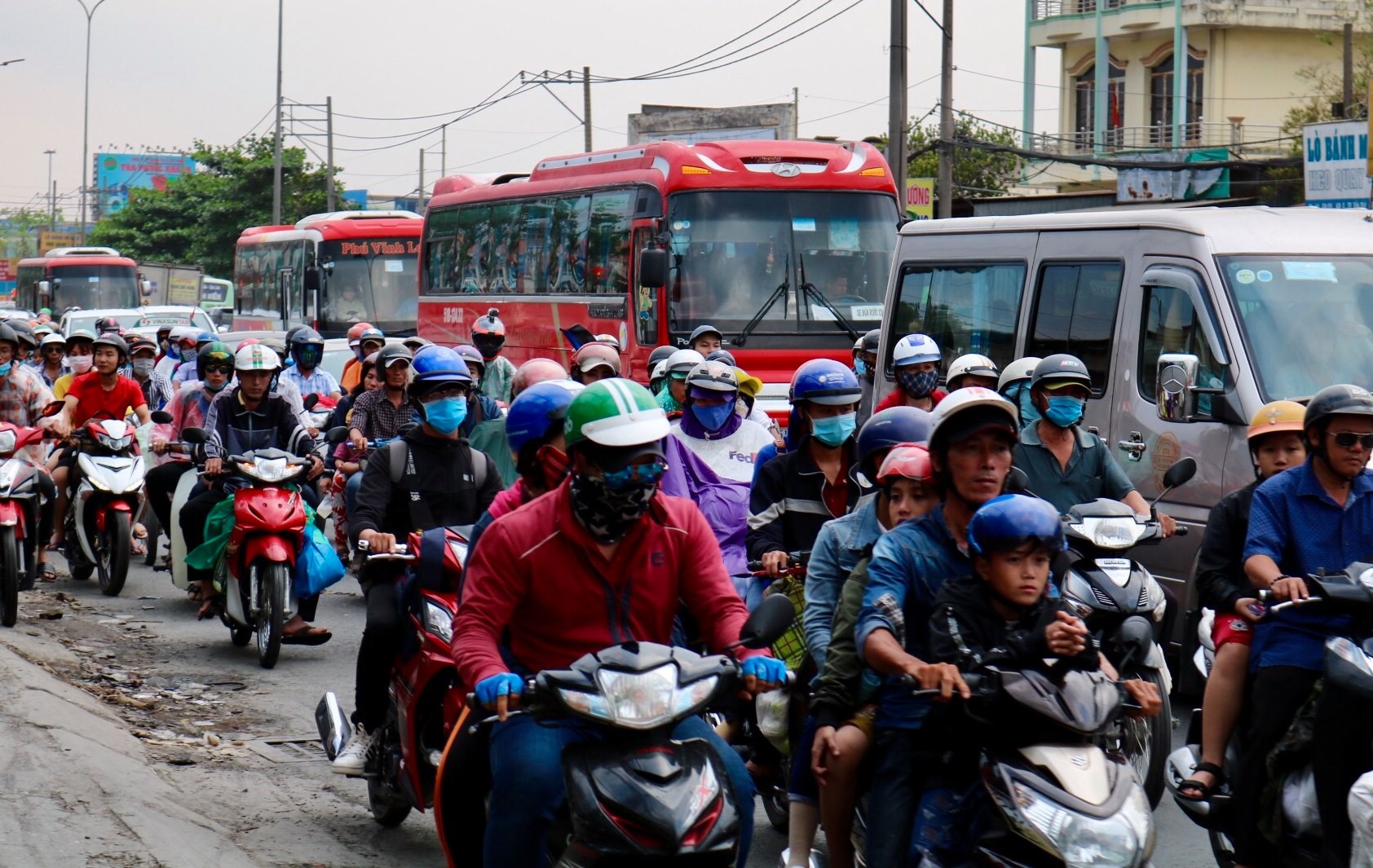 Ngày cuối kì nghỉ lễ: Người dân ùn ùn đổ về TP HCM - Ảnh 10.
