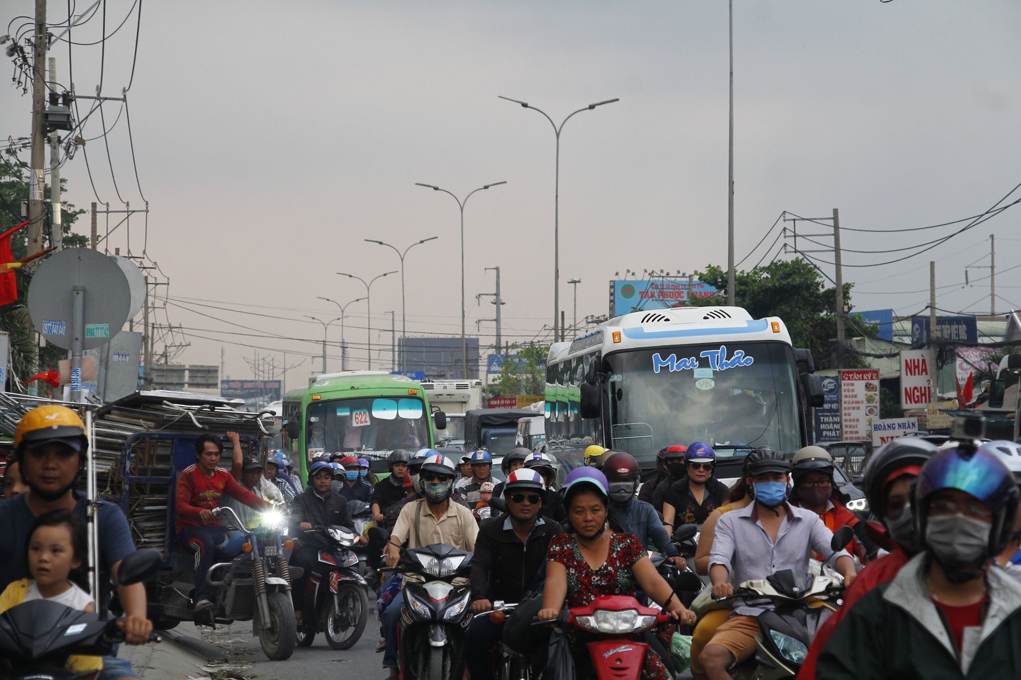 Ngày cuối kì nghỉ lễ: Người dân ùn ùn đổ về TP HCM - Ảnh 9.