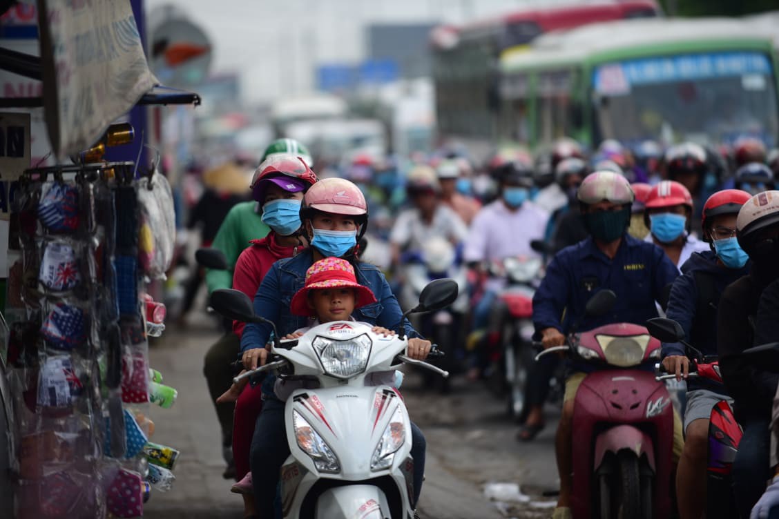 Ngày cuối kì nghỉ lễ: Người dân ùn ùn đổ về TP HCM - Ảnh 8.